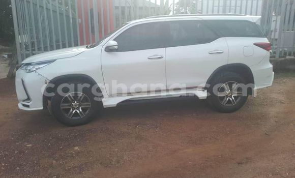 Sayi Na hannu Toyota Fortuner White Mota in Accra a Greater Accra Sayi Na hannu Toyota Fortuner White Mota in Accra a Greater Accra