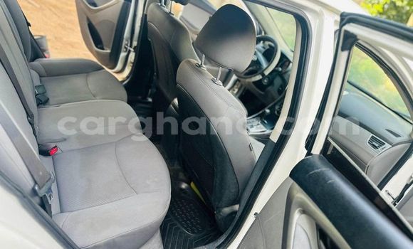 Ra Àlòkù Hyundai Elantra funfun Ọkọ̀ in Accra ni Greater Accra Ra Àlòkù Hyundai Elantra funfun Ọkọ̀ in Accra ni Greater Accra