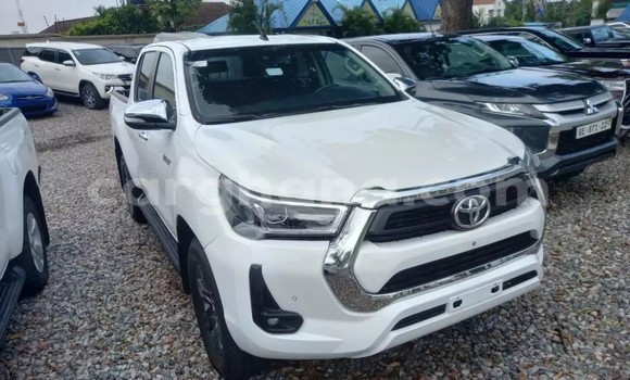 Sayi Na hannu Toyota Hilux White Mota in Accra a Greater Accra