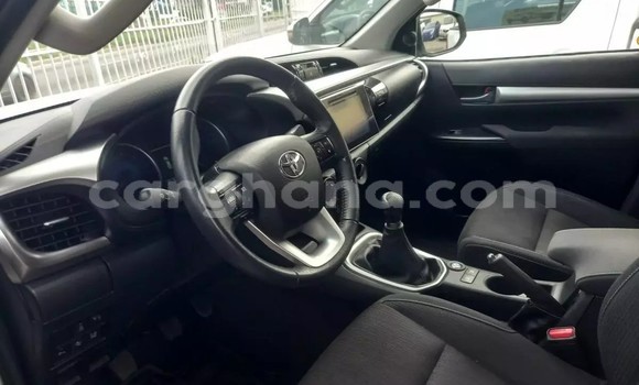 Ra Àlòkù Toyota Hilux funfun Ọkọ̀ in Accra ni Greater Accra Ra Àlòkù Toyota Hilux funfun Ọkọ̀ in Accra ni Greater Accra