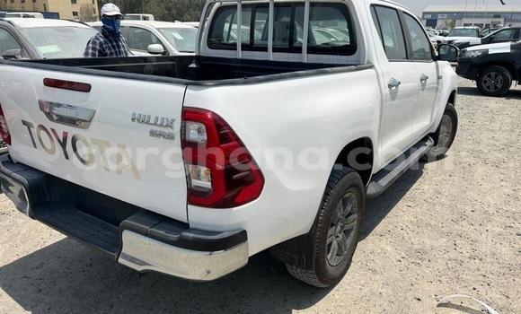 Ra Àlòkù Toyota Hilux funfun Ọkọ̀ in Tema ni Greater Accra