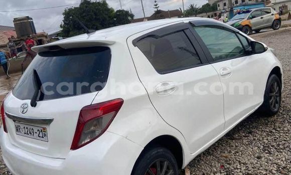 Ra Àlòkù Toyota Vitz funfun Ọkọ̀ in Accra ni Greater Accra