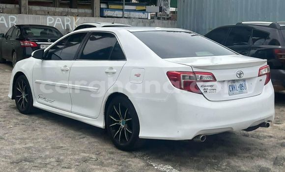 Ra Àlòkù Toyota Camry funfun Ọkọ̀ in Accra ni Greater Accra