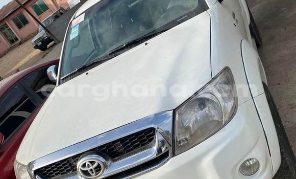 Ra Àlòkù Toyota Hilux funfun Ọkọ̀ in Accra ni Greater Accra