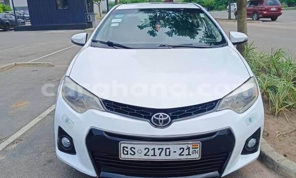 Sayi Na hannu Toyota Corolla White Mota in Accra a Greater Accra