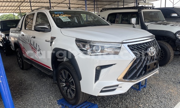Ra Àlòkù Toyota Hilux funfun Ọkọ̀ in Tema ni Greater Accra