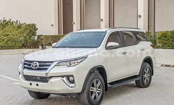 Ra Àlòkù Toyota Fortuner funfun Ọkọ̀ in Accra ni Greater Accra Ra Àlòkù Toyota Fortuner funfun Ọkọ̀ in Accra ni Greater Accra