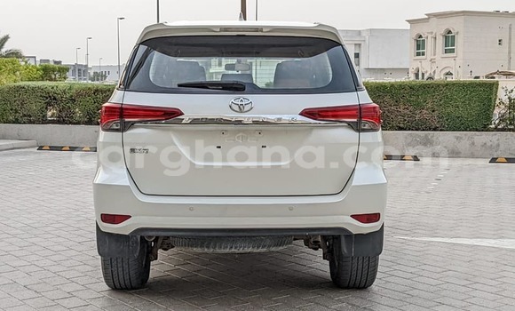 Ra Àlòkù Toyota Fortuner funfun Ọkọ̀ in Accra ni Greater Accra Ra Àlòkù Toyota Fortuner funfun Ọkọ̀ in Accra ni Greater Accra