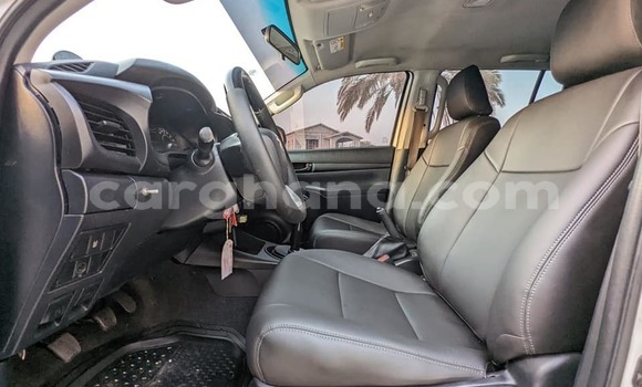 Ra Àlòkù Toyota Hilux funfun Ọkọ̀ in Accra ni Greater Accra Ra Àlòkù Toyota Hilux funfun Ọkọ̀ in Accra ni Greater Accra
