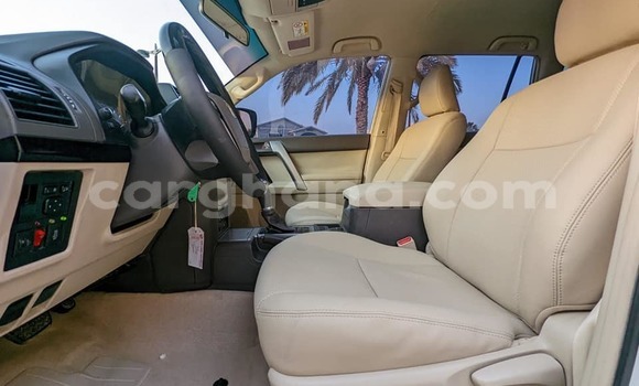 Ra Àlòkù Toyota Prado funfun Ọkọ̀ in Accra ni Greater Accra Ra Àlòkù Toyota Prado funfun Ọkọ̀ in Accra ni Greater Accra