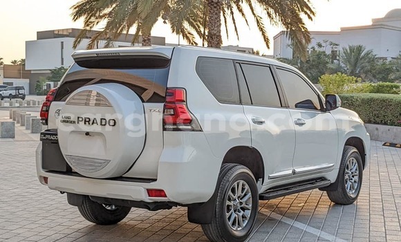 Ra Àlòkù Toyota Prado funfun Ọkọ̀ in Accra ni Greater Accra Ra Àlòkù Toyota Prado funfun Ọkọ̀ in Accra ni Greater Accra