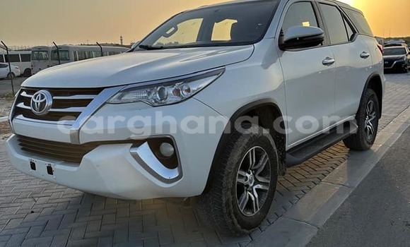 Ra Àlòkù Toyota Fortuner funfun Ọkọ̀ in Accra ni Greater Accra Ra Àlòkù Toyota Fortuner funfun Ọkọ̀ in Accra ni Greater Accra