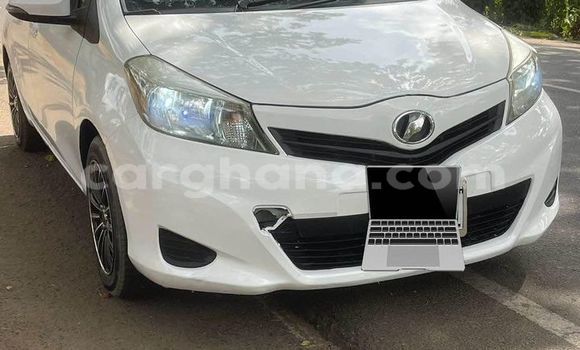 Ra Àlòkù Toyota Vitz funfun Ọkọ̀ in Accra ni Greater Accra