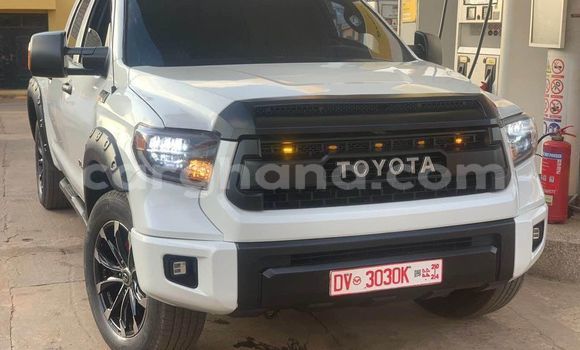 Sayi Na hannu Toyota Tundra White Mota in Accra a Greater Accra