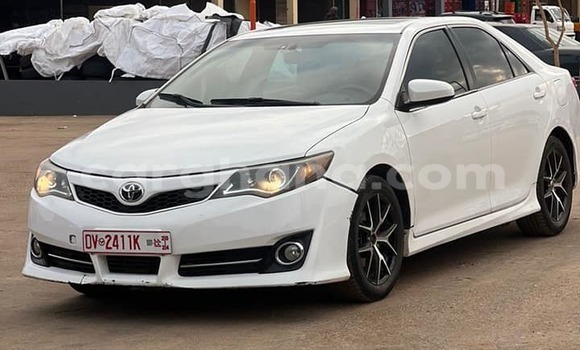 Ra Àlòkù Toyota Camry funfun Ọkọ̀ in Accra ni Greater Accra