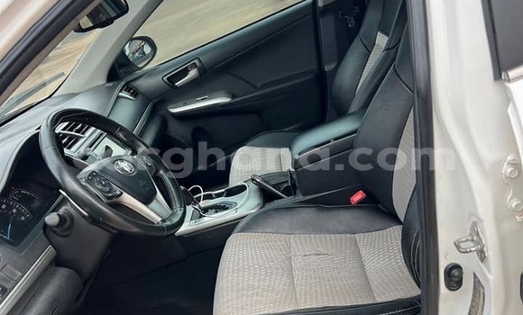 Sayi Na hannu Toyota Camry White Mota in Accra a Greater Accra Sayi Na hannu Toyota Camry White Mota in Accra a Greater Accra