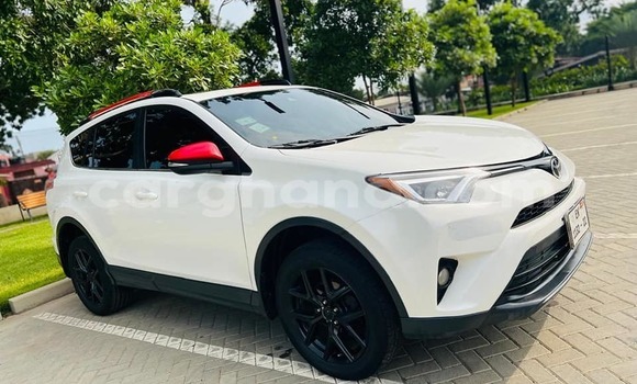 Ra Àlòkù Toyota RAV4 funfun Ọkọ̀ in Accra ni Greater Accra Ra Àlòkù Toyota RAV4 funfun Ọkọ̀ in Accra ni Greater Accra