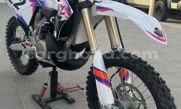 Sayi Na hannu Yamaha YZ White Motsi in Accra a Greater Accra