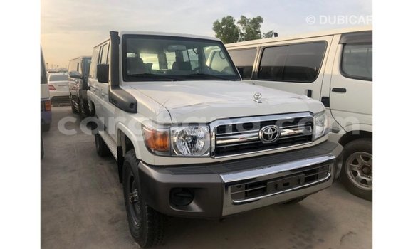 Sayi Imported Toyota Land Cruiser White Mota in Import - Dubai a Ashanti Sayi Imported Toyota Land Cruiser White Mota in Import - Dubai a Ashanti