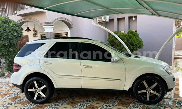 Ra Àlòkù Mercedes‒Benz M–Class funfun Ọkọ̀ in Aburi ni Oorun Ra Àlòkù Mercedes‒Benz M–Class funfun Ọkọ̀ in Aburi ni Oorun
