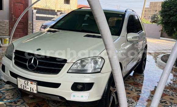 Ra Àlòkù Mercedes‒Benz M–Class funfun Ọkọ̀ in Aburi ni Oorun Ra Àlòkù Mercedes‒Benz M–Class funfun Ọkọ̀ in Aburi ni Oorun