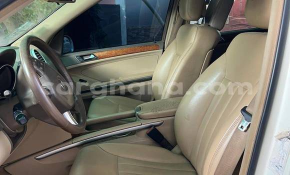 Ra Àlòkù Mercedes‒Benz M–Class funfun Ọkọ̀ in Aburi ni Oorun Ra Àlòkù Mercedes‒Benz M–Class funfun Ọkọ̀ in Aburi ni Oorun