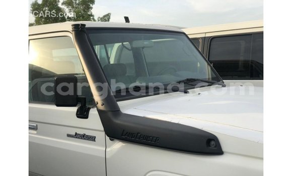 Sayi Imported Toyota Land Cruiser White Mota in Import - Dubai a Ashanti Sayi Imported Toyota Land Cruiser White Mota in Import - Dubai a Ashanti