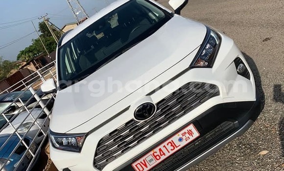 Ra Àlòkù Toyota RAV4 funfun Ọkọ̀ in Accra ni Greater Accra Ra Àlòkù Toyota RAV4 funfun Ọkọ̀ in Accra ni Greater Accra