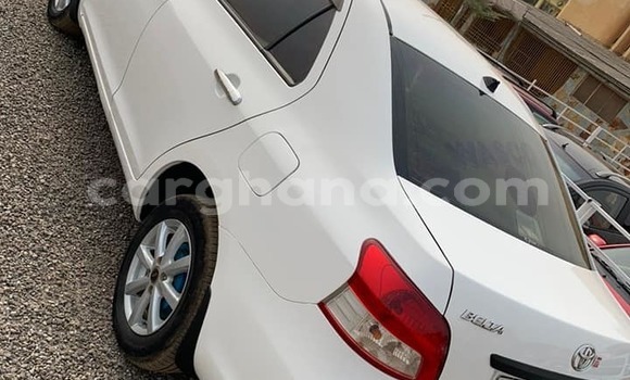 Sayi Na hannu Toyota Belta White Mota in Accra a Greater Accra