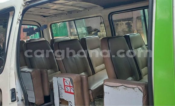 Sayi Na hannu Toyota FJ Cruiser White Mota in Accra a Greater Accra Sayi Na hannu Toyota FJ Cruiser White Mota in Accra a Greater Accra