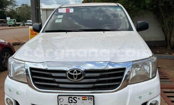 Ra Àlòkù Toyota Hilux funfun Ọkọ̀ in Accra ni Greater Accra