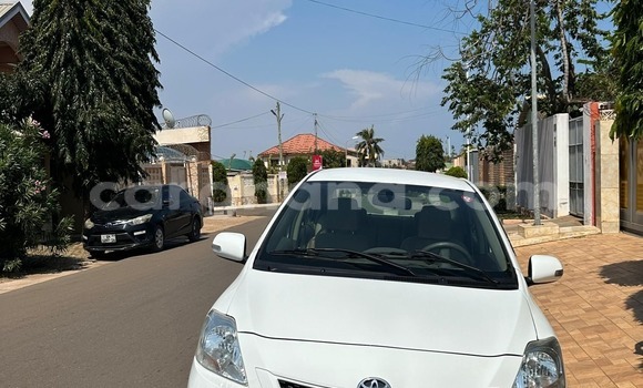 Sayi Na hannu Toyota Belta White Mota in Accra a Greater Accra