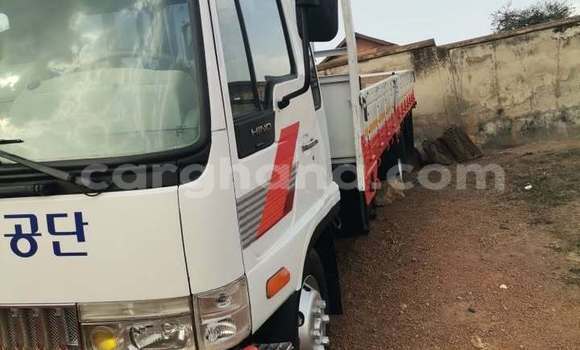 Buy Used Kia Retona White Car in Accra in Greater Accra Buy Used Kia Retona White Car in Accra in Greater Accra