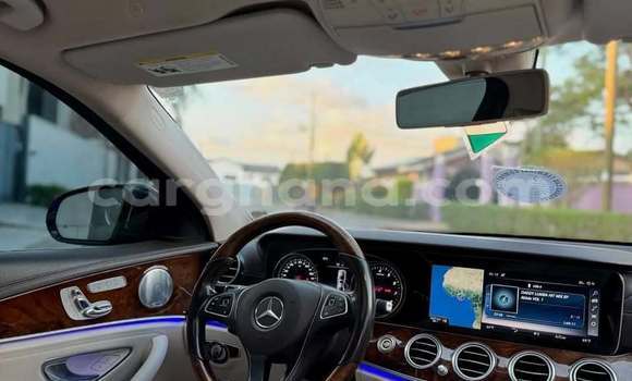 Ra Àlòkù Mercedes-Benz E-Classe Black Ọkọ̀ in Accra ni Greater Accra Ra Àlòkù Mercedes-Benz E-Classe Black Ọkọ̀ in Accra ni Greater Accra