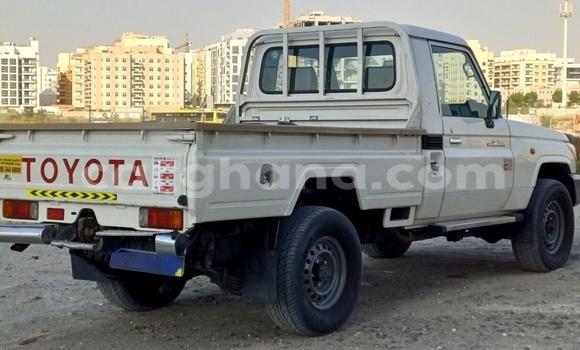 Ra Àlòkù Toyota Land Cruiser funfun Ọkọ̀ in Accra ni Greater Accra Ra Àlòkù Toyota Land Cruiser funfun Ọkọ̀ in Accra ni Greater Accra