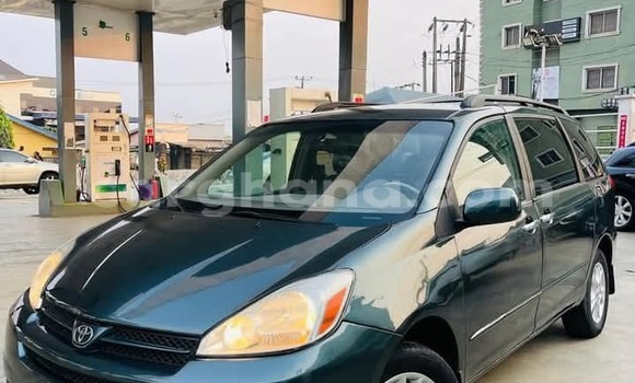 Ra Àlòkù Toyota Sienna Alawọ ewe Ọkọ̀ in Sekondi–Takoradi Metropolitan ni Oorun