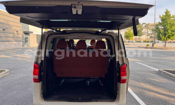 Ra Àlòkù Mercedes‒Benz Vito funfun Ọkọ̀ in Accra ni Greater Accra Ra Àlòkù Mercedes‒Benz Vito funfun Ọkọ̀ in Accra ni Greater Accra