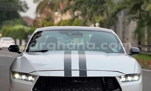 Ra Àlòkù Ford Mustang funfun Ọkọ̀ in Accra ni Greater Accra Ra Àlòkù Ford Mustang funfun Ọkọ̀ in Accra ni Greater Accra