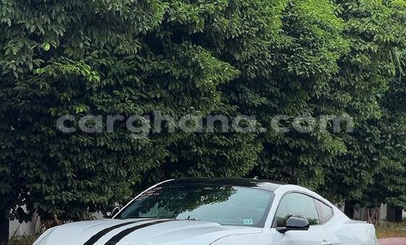Ra Àlòkù Ford Mustang funfun Ọkọ̀ in Accra ni Greater Accra Ra Àlòkù Ford Mustang funfun Ọkọ̀ in Accra ni Greater Accra