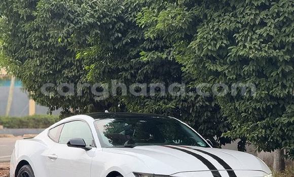 Ra Àlòkù Ford Mustang funfun Ọkọ̀ in Accra ni Greater Accra Ra Àlòkù Ford Mustang funfun Ọkọ̀ in Accra ni Greater Accra