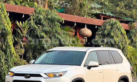 Ra Àlòkù Toyota Highlander funfun Ọkọ̀ in Accra ni Greater Accra Ra Àlòkù Toyota Highlander funfun Ọkọ̀ in Accra ni Greater Accra