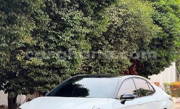 Ra Àlòkù Toyota Camry funfun Ọkọ̀ in Accra ni Greater Accra Ra Àlòkù Toyota Camry funfun Ọkọ̀ in Accra ni Greater Accra