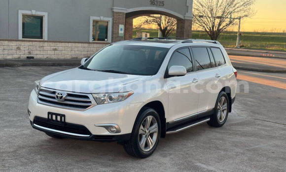 Ra Àlòkù Toyota Highlander funfun Ọkọ̀ in Accra ni Greater Accra
