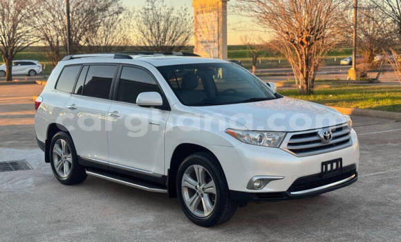 Ra Àlòkù Toyota Highlander funfun Ọkọ̀ in Accra ni Greater Accra Ra Àlòkù Toyota Highlander funfun Ọkọ̀ in Accra ni Greater Accra