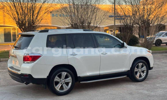 Ra Àlòkù Toyota Highlander funfun Ọkọ̀ in Accra ni Greater Accra Ra Àlòkù Toyota Highlander funfun Ọkọ̀ in Accra ni Greater Accra