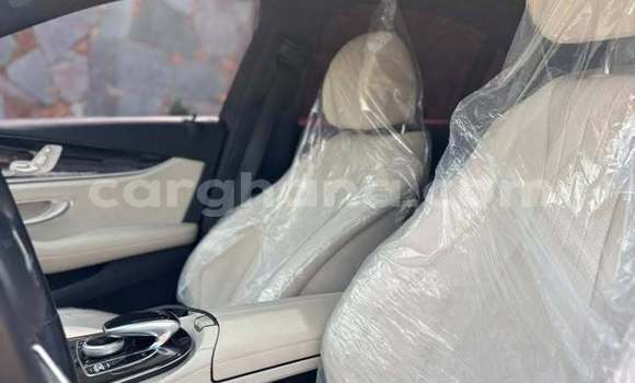 Ra Àlòkù Mercedes‒Benz E–Class Red Ọkọ̀ in Accra ni Greater Accra Ra Àlòkù Mercedes‒Benz E–Class Red Ọkọ̀ in Accra ni Greater Accra