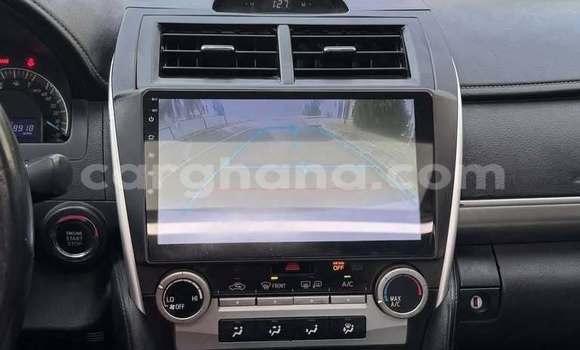 Ra Àlòkù Toyota Camry funfun Ọkọ̀ in Accra ni Greater Accra Ra Àlòkù Toyota Camry funfun Ọkọ̀ in Accra ni Greater Accra