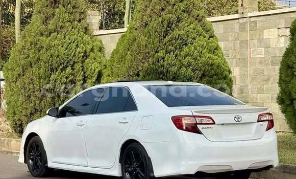 Ra Àlòkù Toyota Camry funfun Ọkọ̀ in Accra ni Greater Accra Ra Àlòkù Toyota Camry funfun Ọkọ̀ in Accra ni Greater Accra