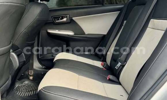 Ra Àlòkù Toyota Camry funfun Ọkọ̀ in Accra ni Greater Accra Ra Àlòkù Toyota Camry funfun Ọkọ̀ in Accra ni Greater Accra