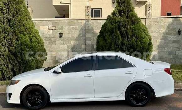 Ra Àlòkù Toyota Camry funfun Ọkọ̀ in Accra ni Greater Accra Ra Àlòkù Toyota Camry funfun Ọkọ̀ in Accra ni Greater Accra